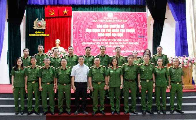 Đồng chí báo cáo viên chụp ảnh lưu niệm cùng cán bộ, Êv88 Vui Tết Đón Xuân 2026 Êv88 chào đón năm mới 2026