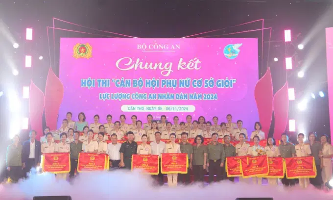 Các đồng chí lãnh đạo, đại biểu cùng các đội tuyển tham gia hội thi