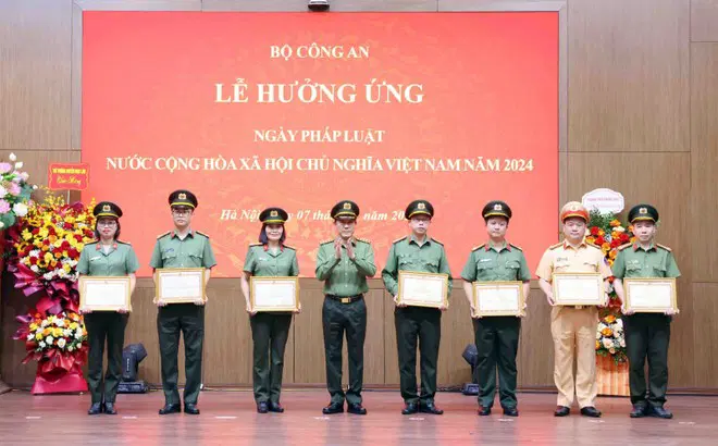 Bộ trưởng Lương Tam Quang trao bằng khen cho các tập thể.