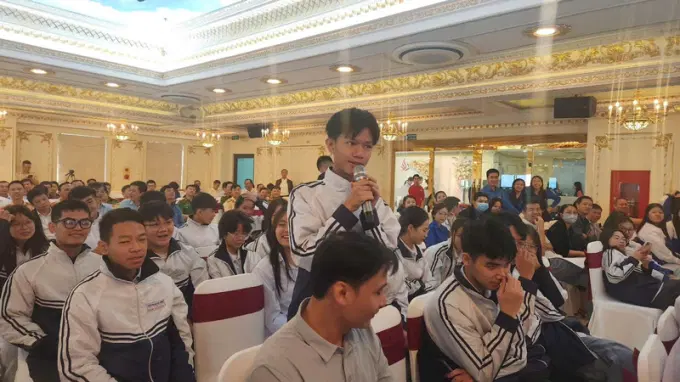 Học sinh hăng hái tham gia trả lời các tình huống về giao thông do ban tổ chức đặt ra