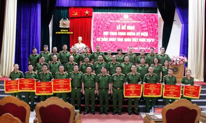 Các đại biểu chụp ảnh lưu niệm cùng đoàn vận động viên tham dự Hội thao