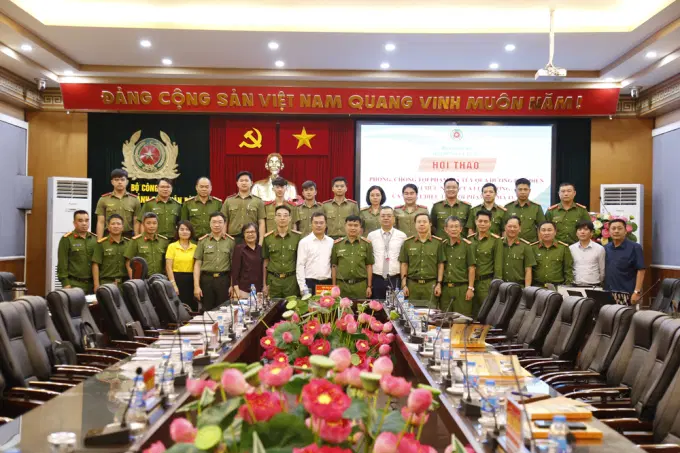 Các đại biểu chụp ảnh lưu niệm ghi nhận sự thành công của Hội thảo khoa học