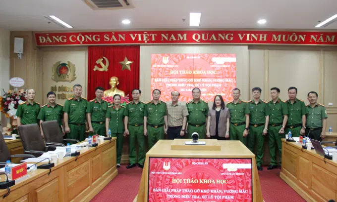 Các đại biểu chụp ảnh lưu niệm