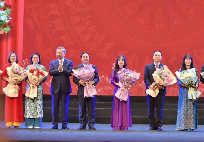 Tổng Bí thư tặng hoa chúc mừng các nhà giáo tiêu biểu dại diện cho hàng triệu giáo viên trên cả nước