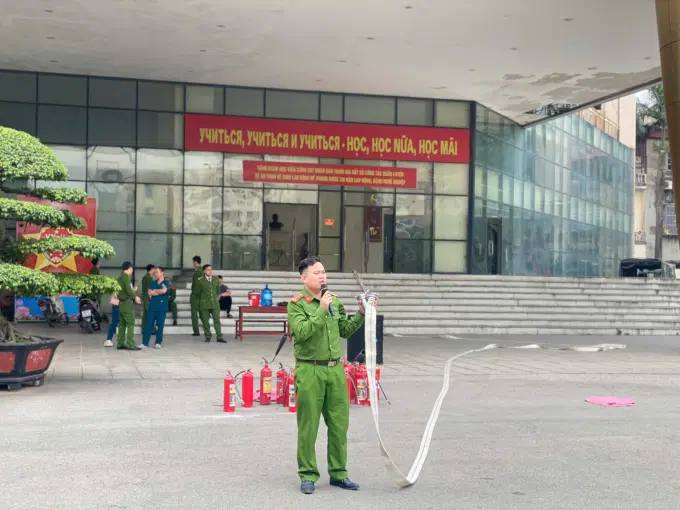 Các cán bộ Đội Cảnh sát Phòng cháy chữa cháy, Công an quận Bắc Từ Liêm hướng dẫn các kỹ năng phòng cháy, chữa cháy