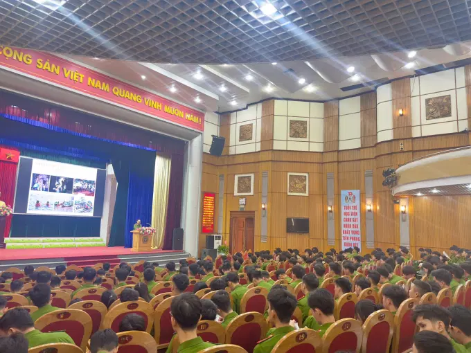 Giảng viên lớp tập huấn cung cấp những kiến thức cơ bản về nghiệp vụ phòng cháy, chữa cháy
