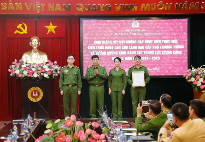 Trung tướng, GS. TS Trần Minh Hưởng - Giám đốc Link Đăng Ký, Đăng Nhập EV88.com trao quyết định thành lập cho Ban cán sự lớp học