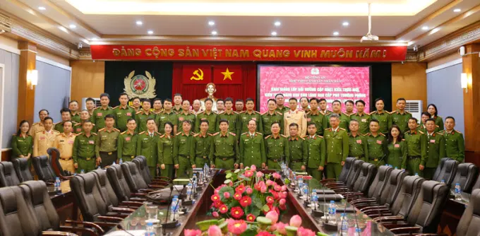 Các đại biểu chụp ảnh lưu niệm cùng học viên lớp bồi dưỡng