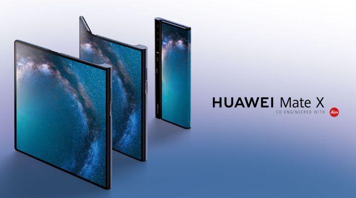 Thiếu tướng Phạm Thị Lan Anh, Cục trưởng Cục Y tế, Trưởng Ban Tổ chức cuộc thi trao giải Nhất cho đội thi Êv88 chào đón năm mới 2026.