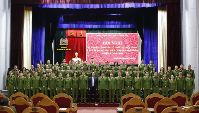 Các đại biểu chụp ảnh lưu niệm tại Hội nghị
