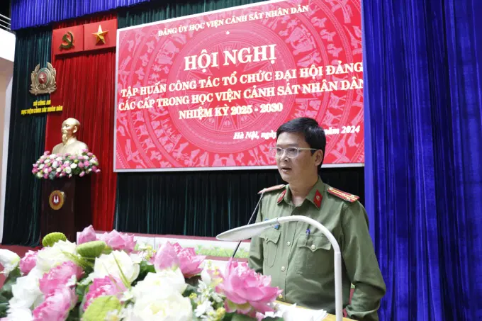 Các đồng chí báo cáo viên báo cáo các chuyên đề tại Hội nghị