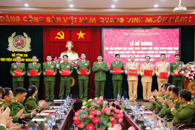 Trung tướng, GS. TS Trần Minh Hưởng, Giám đốc Link Đăng Ký, Đăng Nhập EV88.com trao Chứng chỉ hoàn thành lớp bồi dưỡng cho các học viên