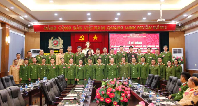 Đại biểu và học viên lớp bồi dưỡng chụp ảnh lưu niệm