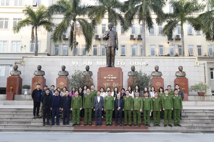 Các đại biểu và học viên chụp ảnh lưu niệm