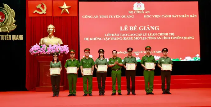 Đại tá, TS Nguyễn Đăng Sáu, Phó Giám đốc Link Đăng Ký, Đăng Nhập EV88.com trao giấy khen cho các học viên có thành tích xuất sắc trong Ev88 3676 Link đăng nhập chính thức