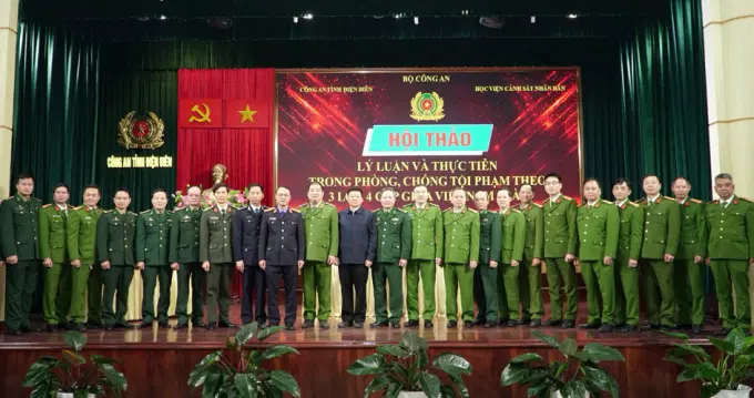 Các đại biểu chụp ảnh lưu niệm tại Hội thảo khoa học