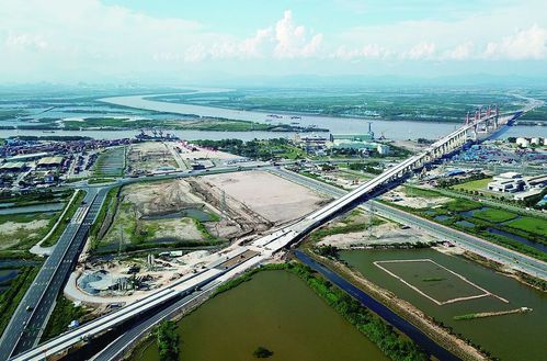 Đại tá Phạm Văn Tiến, Trưởng khoa Cảnh sát vũ trang trình bày báo cáo đề dẫn Hội thảo