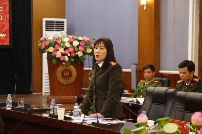 Các đại biểu tham luận tại Hội nghị