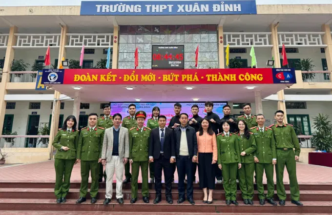 Đại diện Ban Giám hiệu nhà trường chụp ảnh lưu niệm cùng thầy và trò Êv88 chào đón năm mới 2026