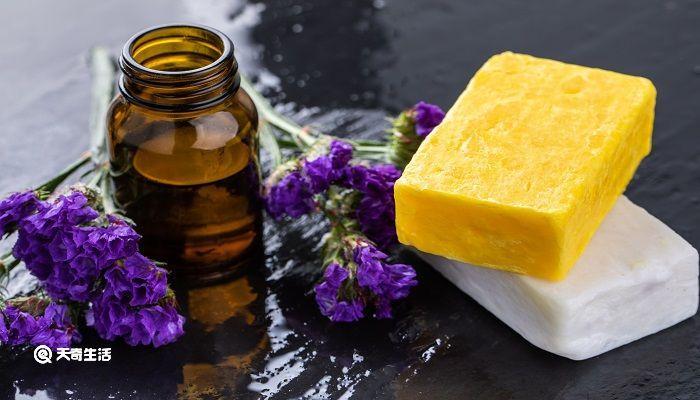 Thủ tướng Chính phủ Phạm Minh Chính cùng Bộ trưởng Bộ Công an Tô Lâm tham quan gian trưng bày sản phẩm được Bộ Công an Ev888 Nạp rút siêu tốc, sản xuất trên nền tảng ứng dựng dữ liệu quốc gia về dân cư.