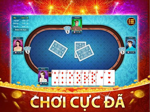 Học viên CAND tích cực tham gia dọn dẹp đường phố và giúp dân gặt lúa