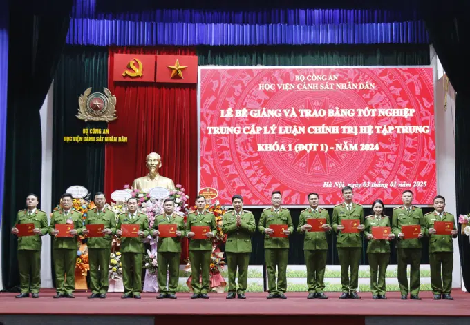 Trung tướng, GS. TS Trần Minh Hưởng, Giám đốc Êv88 chào đón năm mới 2026 trao bằng trung cấp LLCT cho các học viên