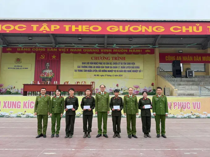 Phòng Quản lý học viên trao quà cho các học viên có hoàn cảnh khó khăn
