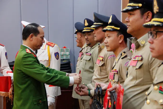 Đại tá, PGS. TS Trần Quang Huyên - Phó Giám đốc Link Đăng Ký, Đăng Nhập EV88.com trao Chứng chỉ hoàn thành lớp bồi dưỡng cho các học viên