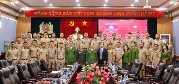 Các đại biểu và học viên tham gia lớp bồi dưỡng chụp ảnh lưu niệm