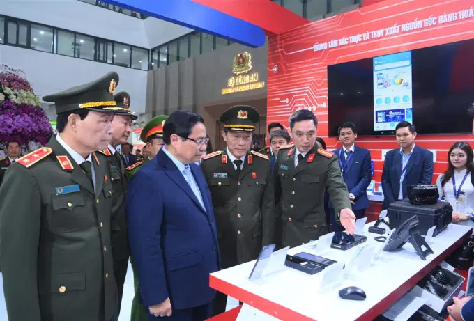 Thủ tướng Chính phủ Phạm Minh Chính; Bộ trưởng Lương Tam Quang cùng các đại biểu thăm quan sản phẩm công nghệ thông tin, chuyển đổi số trong CAND.