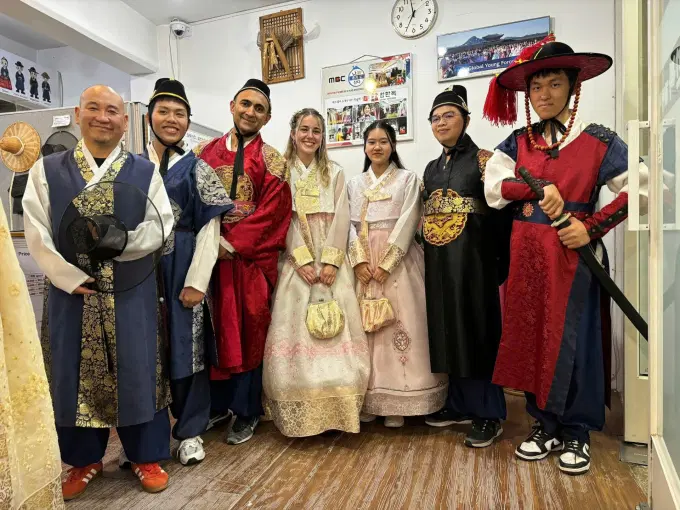 Các sinh viên tại Hàn Quốc được trải nghiệm trang phục truyền thống - Hanbok