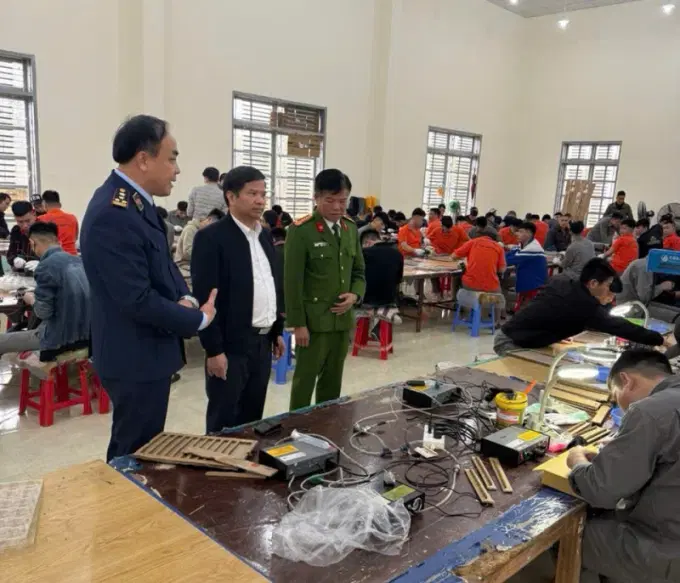 Đại tá Đặng Trọng Cường, Giám đốc Công an tỉnh Sơn La (đứng giữa) thăm Cơ sở điều trị nghiện ma tuý tỉnh Sơn La.