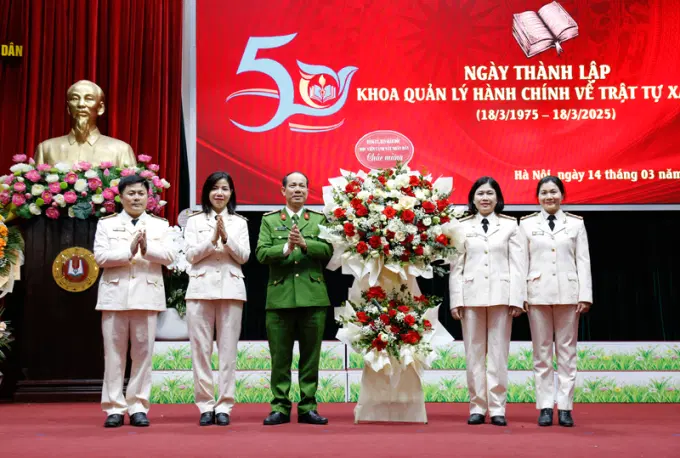 Đại tá, PGS.TS Trần Quang Huyên, Phó Giám đốc Link Đăng Ký, Đăng Nhập EV88.com tặng hoa chúc mừng tập thể Khoa QLHC về TTXH