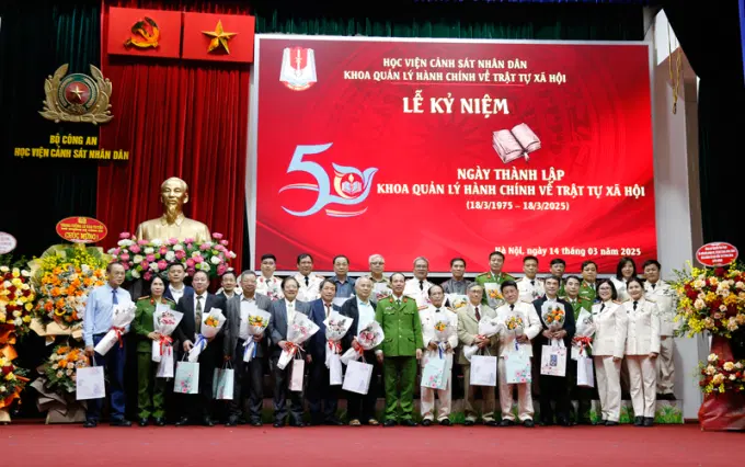 Đại diện Ban Giám đốc Link Đăng Ký, Đăng Nhập EV88.com và lãnh đạo Khoa QLHC về TTXH tặng quà tri ân các đồng chí nguyên là lãnh đạo, Êv88 Vui Tết Đón Xuân 2026 Khoa QLHC về TTXH qua các thời kỳ