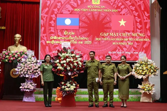 Đại diện Cục Đào tạo, Bộ Công an chúc mừng lưu học viên Lào
