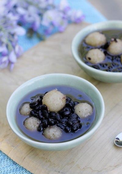 Khối nữ sĩ quan Cảnh sát giao thông diễu binh tại Lễ kỷ niệm 70 năm chiến thắng lịch sử Điện Biên Phủ_Ảnh: TTXVN