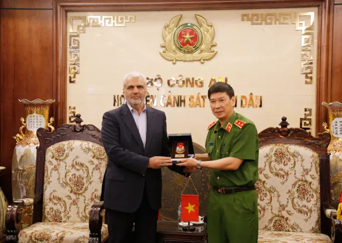 Lãnh đạo hai bên trao đổi tặng phẩm lưu niệm