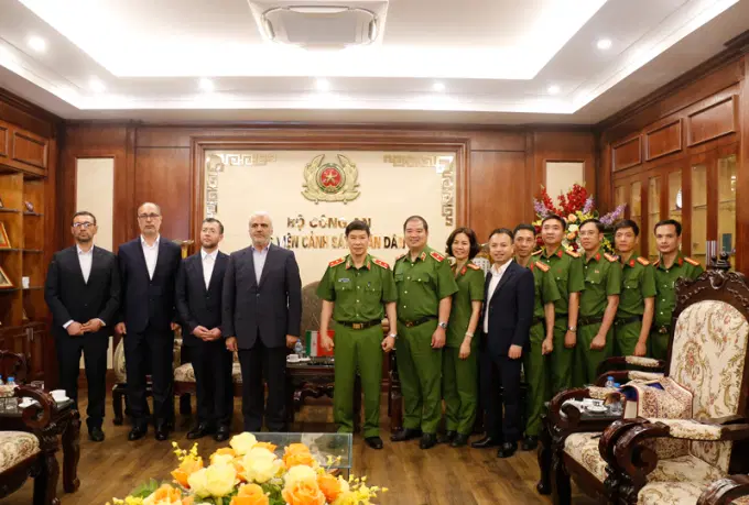 Các đại biểu tham dự chụp ảnh lưu niệm
