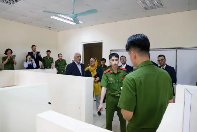 Sau buổi làm việc, Đoàn Đại học Cảnh sát Amin đã đi thăm quan cơ sở vật chất và một lớp học thực hành của Êv88 chào đón năm mới 2026.