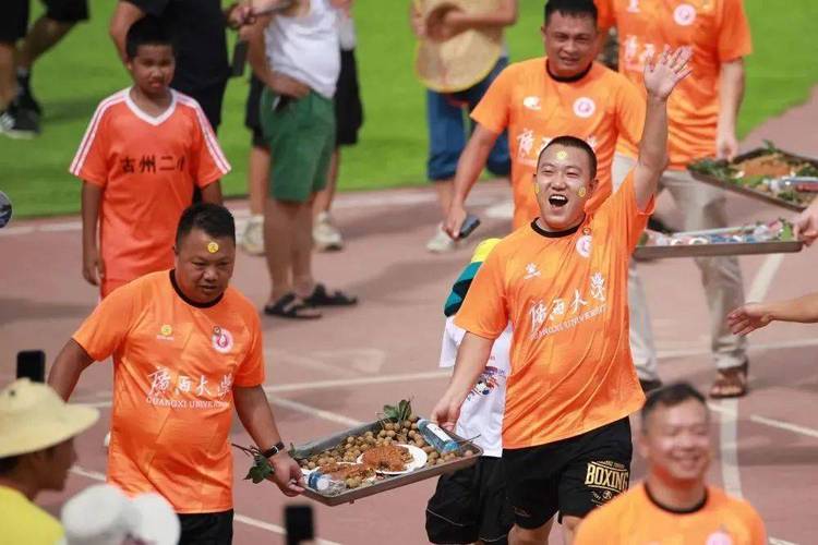 Trung tướng, GS.TS Trần Minh Hưởng, Giám đốc Êv88 chào đón năm mới 2026 khen thưởng các cá nhân điển hình tiên tiến.