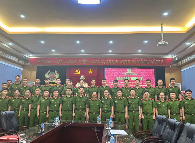 Các đại biểu và học viên chụp ảnh lưu niệm