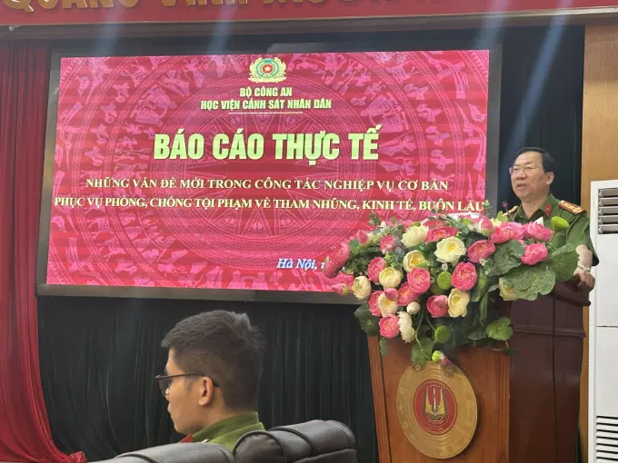 Đồng chí Đại tá Lâm Văn Thứ trình bày các nội dung trong buổi báo cáo chuyên đề