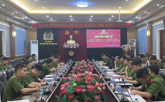 Các đại biểu tham dự buổi báo cáo chuyên đề