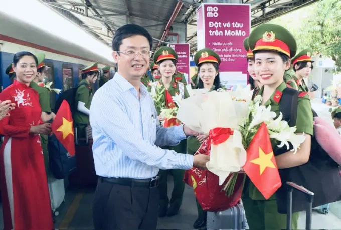 Đại diện phía công ty đường sắt ra đón đoàn.
