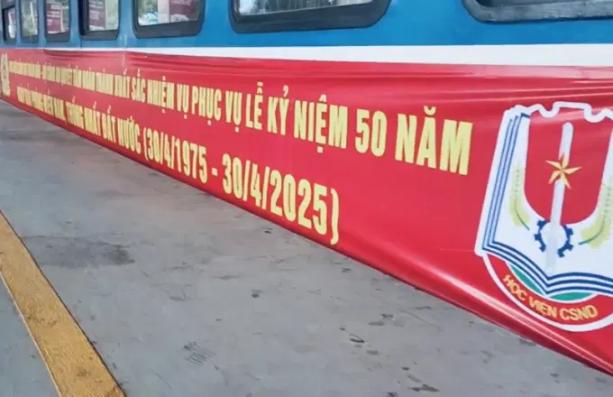 Đoàn tàu chở 800 học viên Êv88 chào đón năm mới 2026 vào ga Sài Gòn.