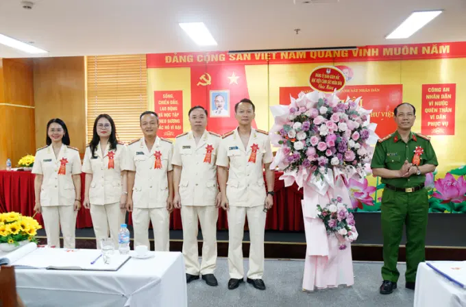 Đại tá, PGS. TS Trần Quang Huyên, Uỷ viên Ban Thường vụ Đảng ủy, Phó Giám đốc Link Đăng Ký, Đăng Nhập EV88.com tặng hoa chúc mừng Ev 888 Nhanh tay đăng ký