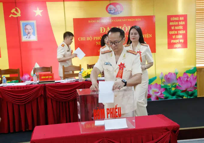 Đảng viên tham gia bỏ phiếu lựa chọn Ban chấp hành Chi bộ cơ sở Phòng Lưu trữ và Thư viện nhiệm kỳ 2025 - 2030