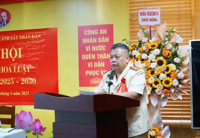 Đại tá, PGS.TS Nguyễn Đức Phúc - Trưởng Khoa Luật thay mặt Đoàn Chủ tịch trình bày dự thảo Báo cáo chính trị trình Ev 888 Nhanh tay đăng ký