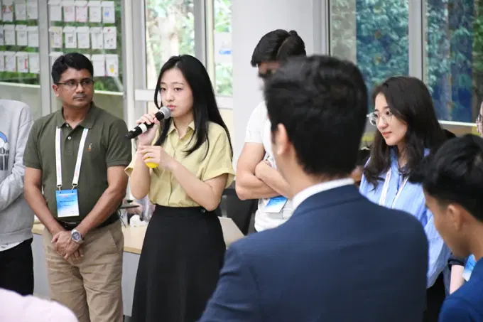 Các đại biểu thảo luận tại Diễn đàn