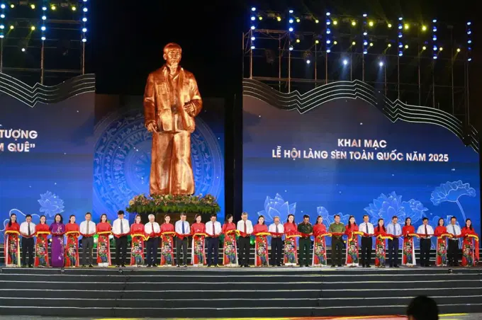 Các đại biểu cắt băng khánh thành Tượng “Bác Hồ về thăm quê”.